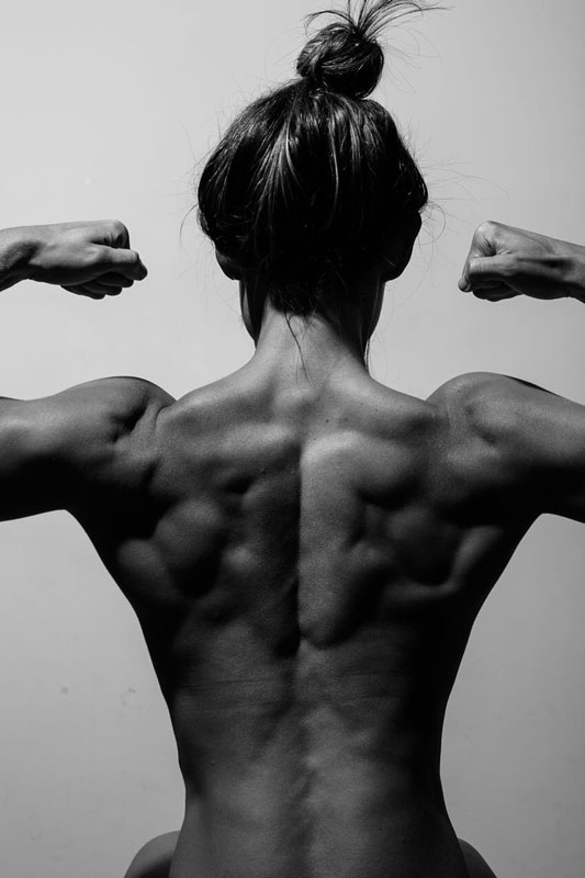 La entrenadora muestra sus fuertes músculos en una foto en blanco y negro.